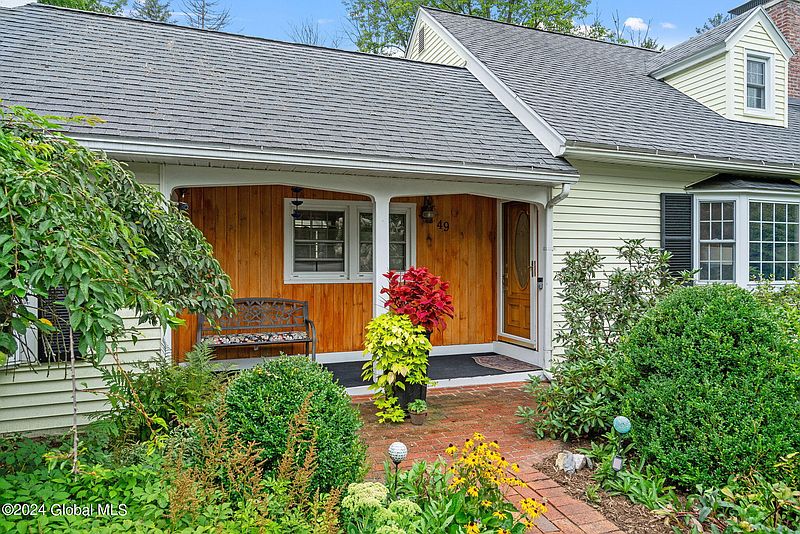 4th image of 49 Herrick Avenue