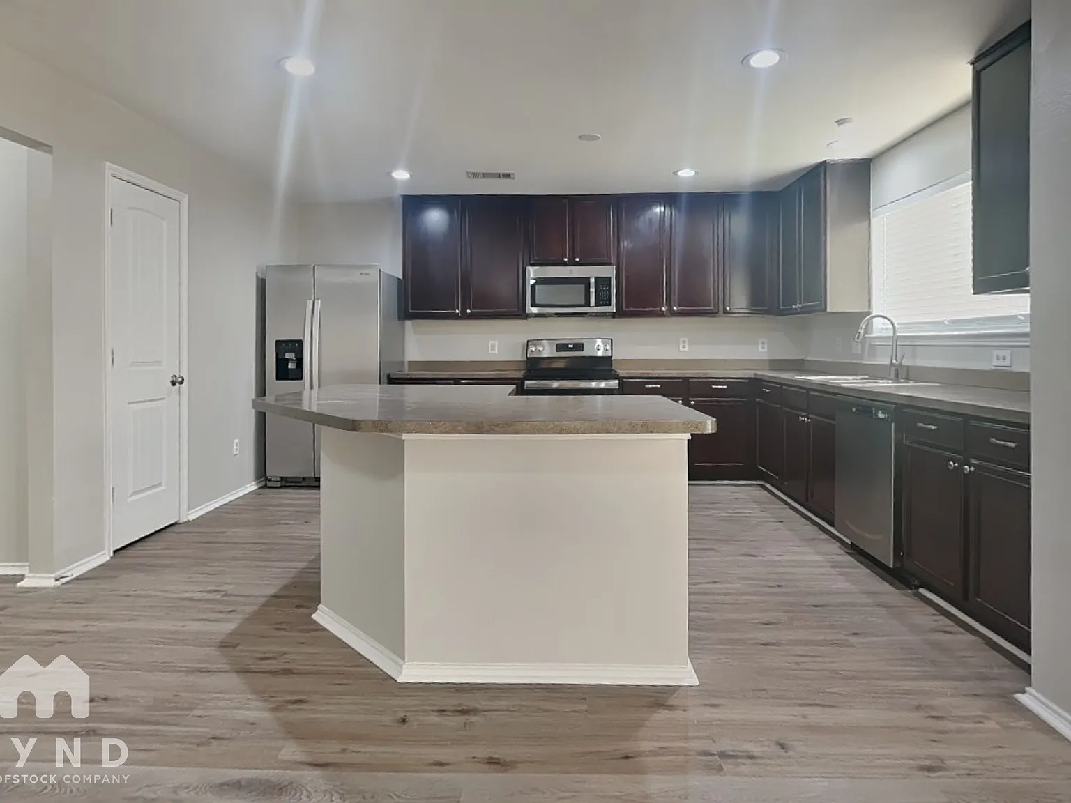 3 bed, 2.5 bath, 2703 sqft, $2,570 — Photo 4