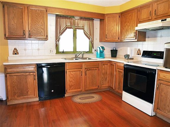 3rd image of 48 Chiswick Dr