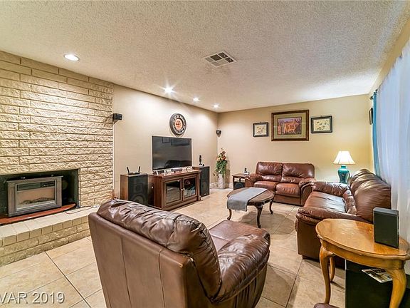 3rd image of 1705 Manhattan Dr