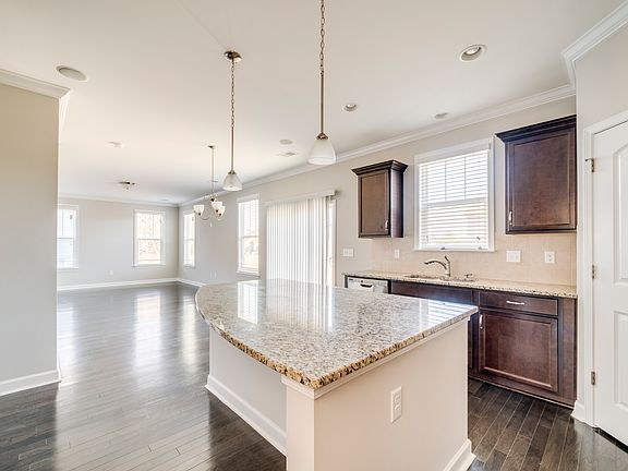 5th image of 410 Isabella Dr