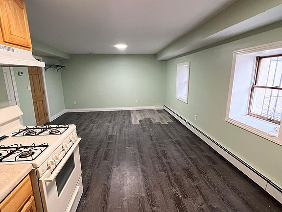Living room/bedroom area