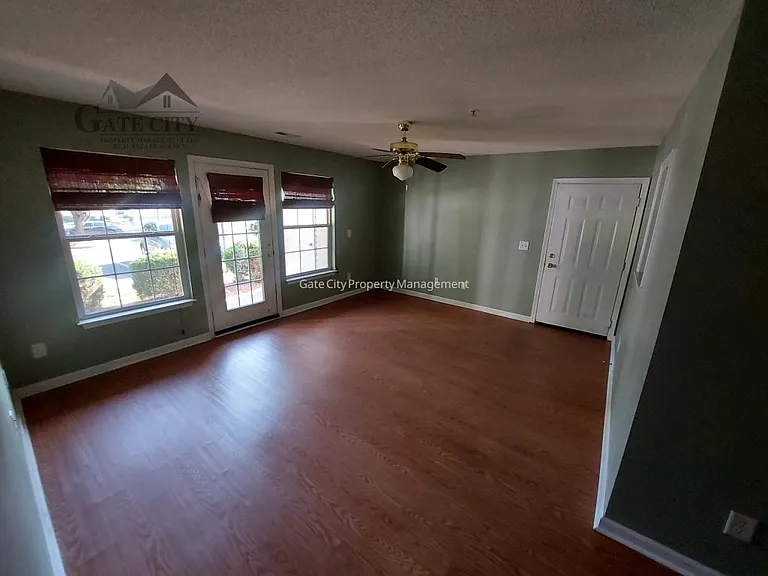 905 Hanahan Ct — Photo 5
