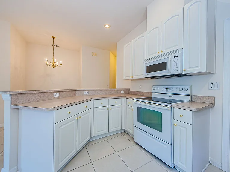 2624 Tottenham Dr — Photo 9