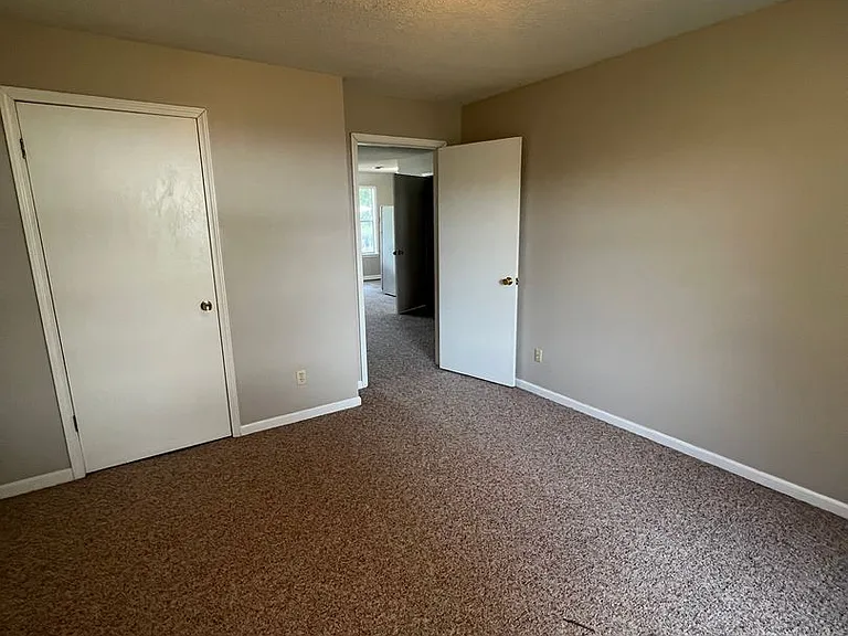 208 Ivie Ln — Photo 12