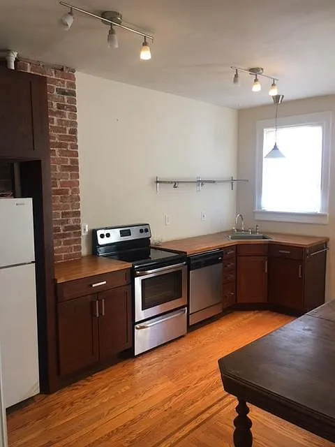 3 bed, 1.5 bath, 1350 sqft, $1,950 — Photo 3