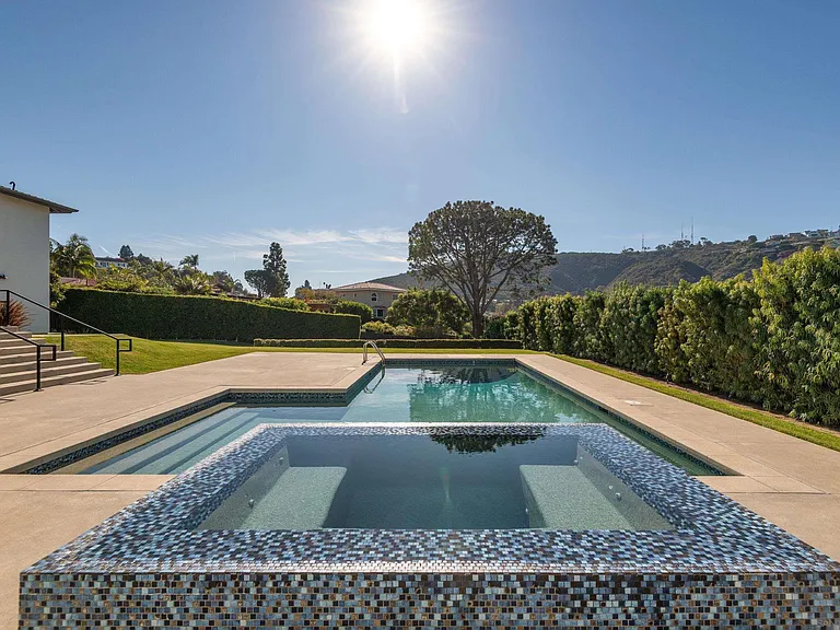 Swimming Pool/Hot Tub/Sauna