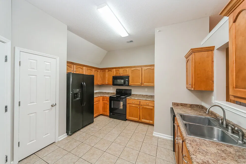 4 bed, 2.0 bath, 1850 sqft, $2,090 — Photo 4
