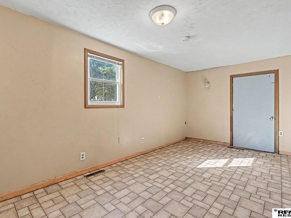10th image of 825 N Walnut St