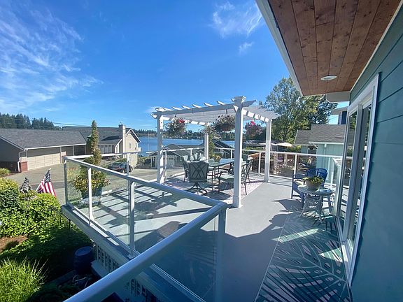 Main floor deck facing lake