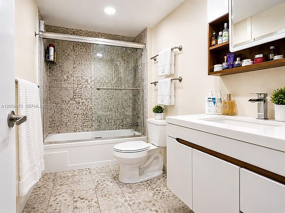 3rd image of 301 NE 14th Ave APT 507