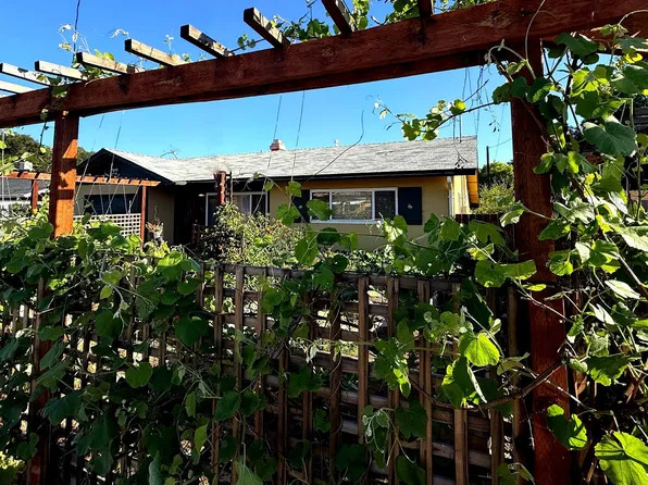50 E Portal St, Oak View, CA 93022