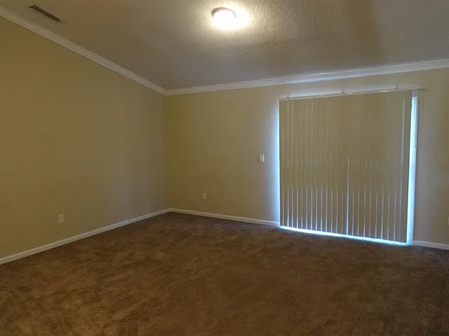 3 bed, 2.0 bath, 1823 sqft, $2,120 — Photo 4