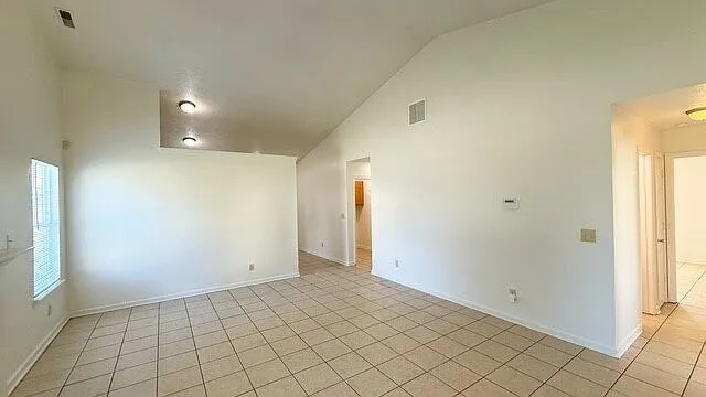 3 bed, 2.0 bath, 1300 sqft, $1,625 — Photo 3