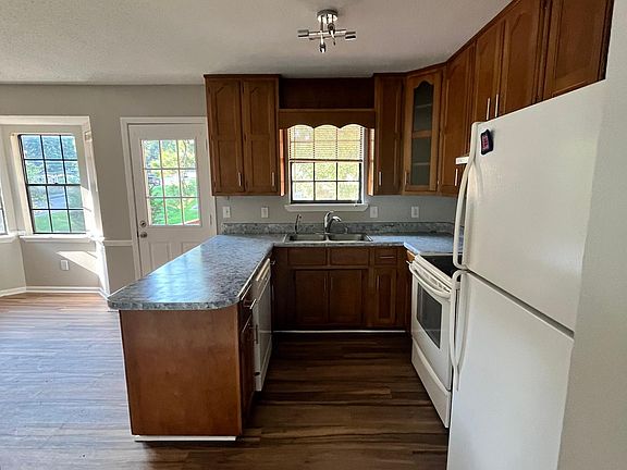 5th image of 423 Jamestown Manor Dr #423