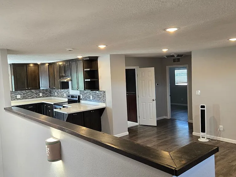 411 Manzano St NE #A — Photo 8
