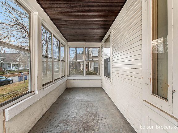 2nd image of 859 Oakhill St SE
