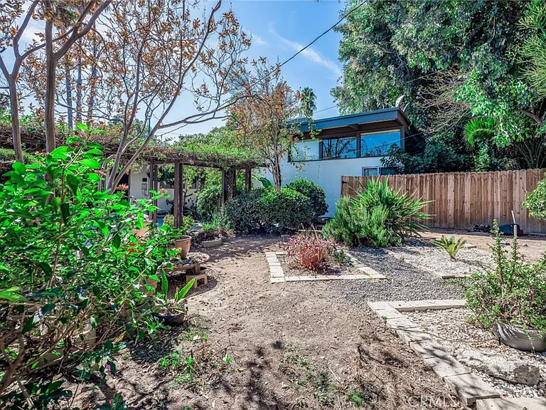 18349 Hiawatha St — Photo 45