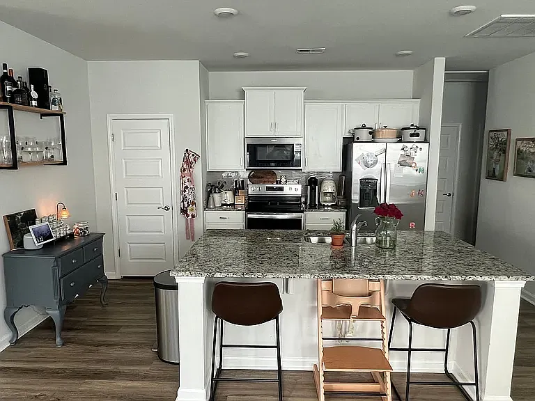 3 bed, 1397 sqft, $2,400 — Photo 2