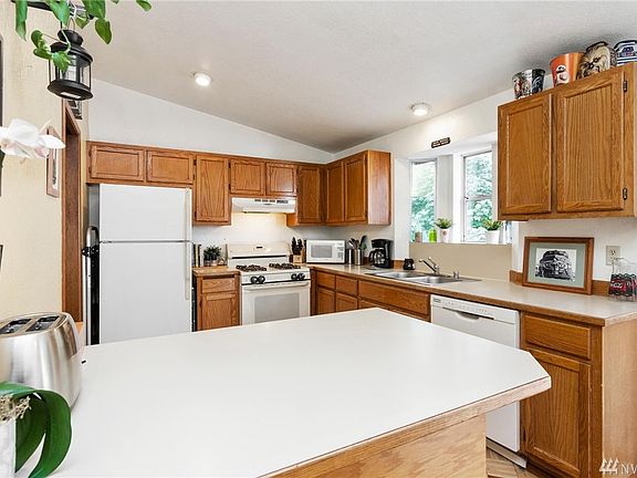 5th image of 1250 NW Huckle Dr