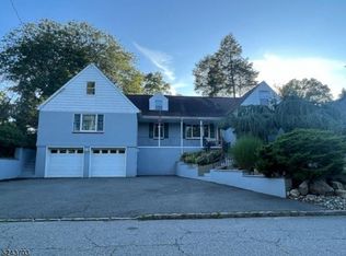27 Overlook Rd, East Hanover, NJ 07936