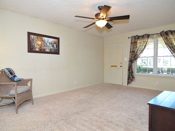 Bright & cheerful living room
