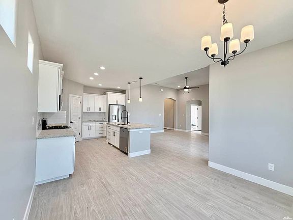 5th image of 704 Ruby St
