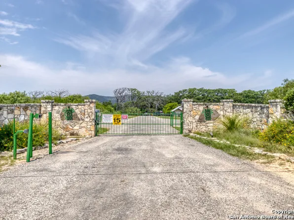 28 N River Place Rd, Rio Frio, TX 78879