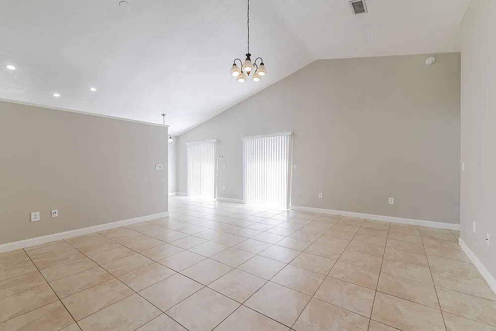 3 bed, 2.0 bath, 1326 sqft, $2,330 — Photo 4