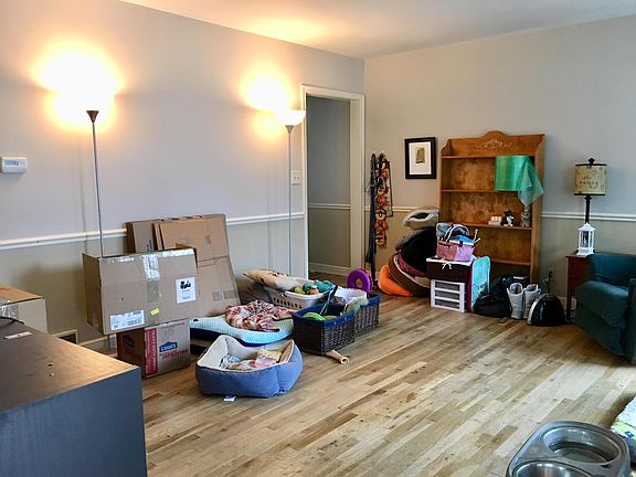 Living room, pls ignore all the mess because of moving out p