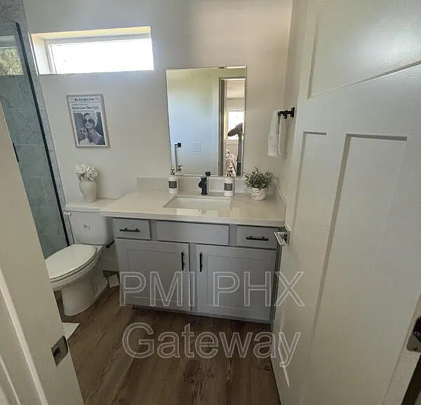 430 W 7th St #4 — Photo 17