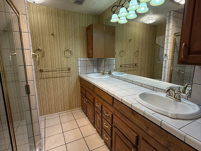 1401 Hillcrest Dr — Photo 12