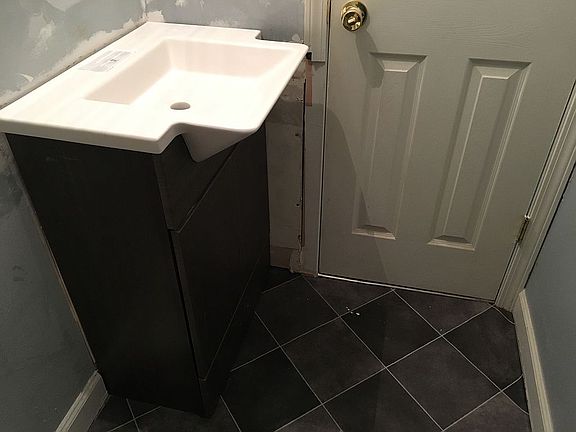 5th image of 108 Oak Grove Ave