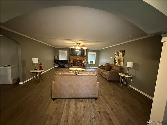 3rd image of 100 Hunter Dr