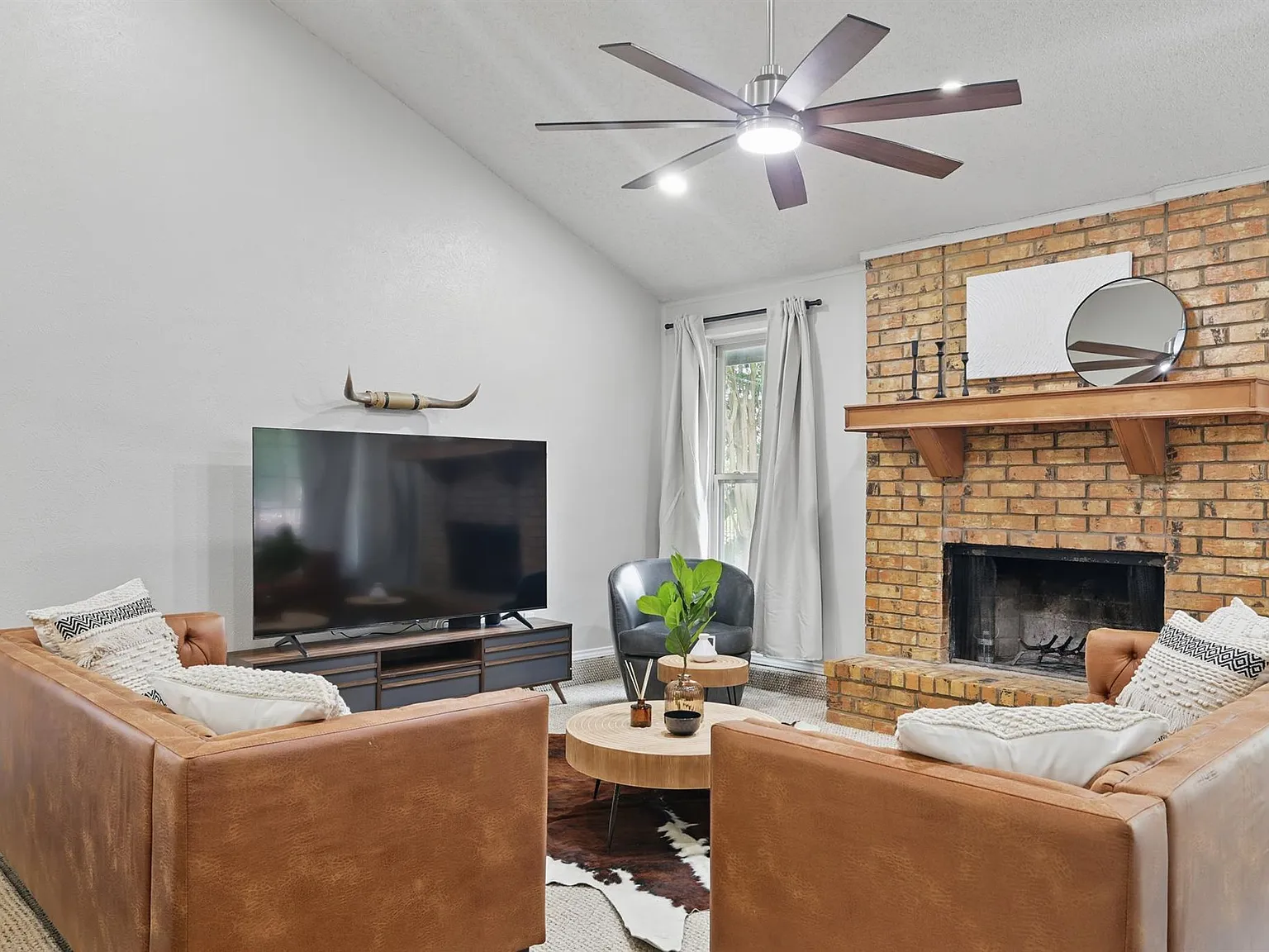 3 bed, 2.5 bath, 1953 sqft, $8,900 — Photo 2