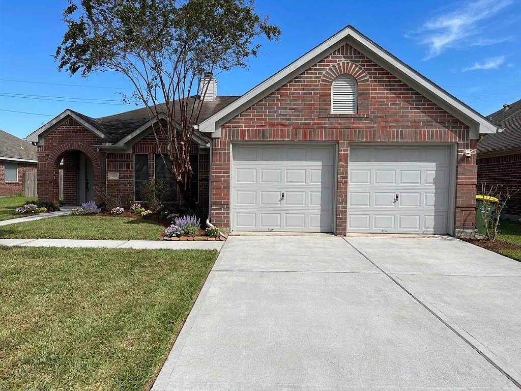 3 bed, 2.0 bath, 1670 sqft, $2,100 — Photo 2