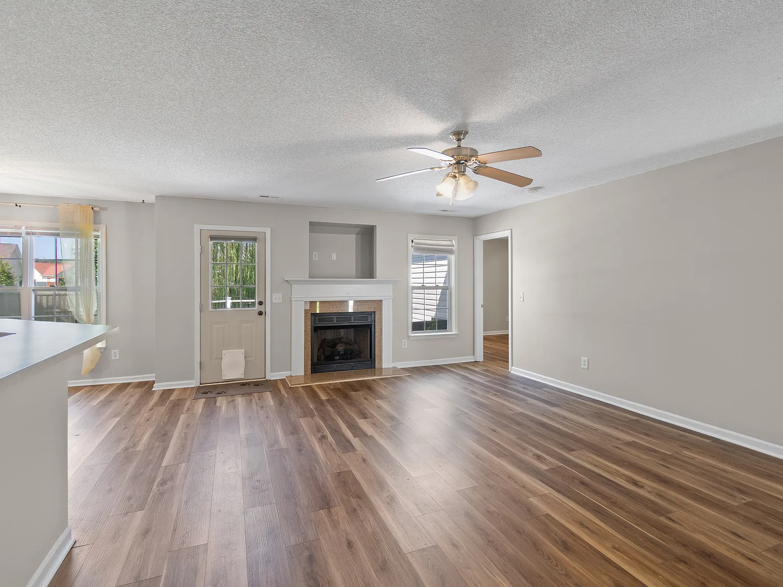 3 bed, 2.5 bath, 1712 sqft, $2,200 — Photo 4