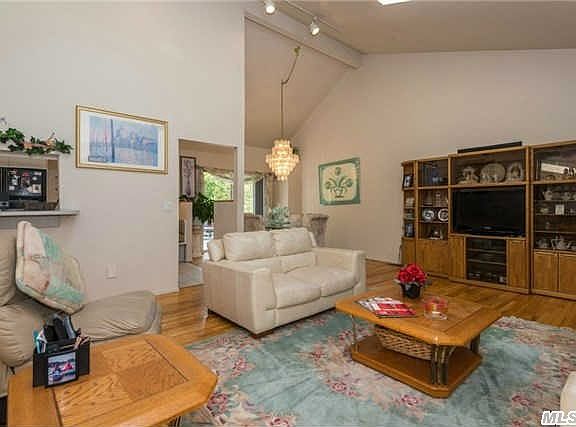 3rd image of 76 King St