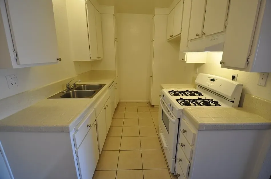 25052 Walnut St — Photo 3