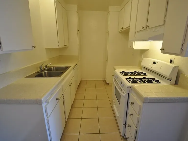 25052 Walnut St — Photo 3