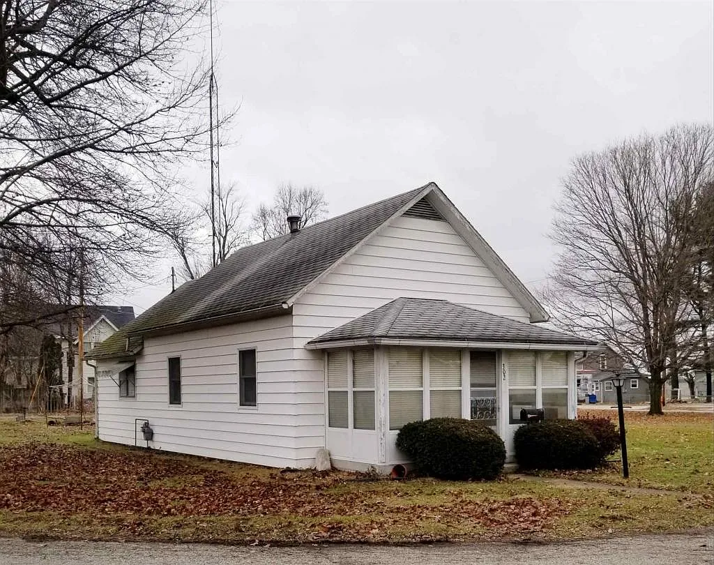 302 E Albert St photo 1