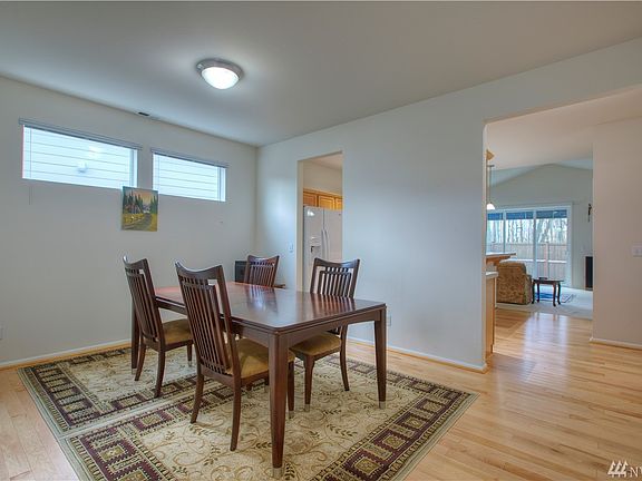 4th image of 3332 Daybreak Ave E
