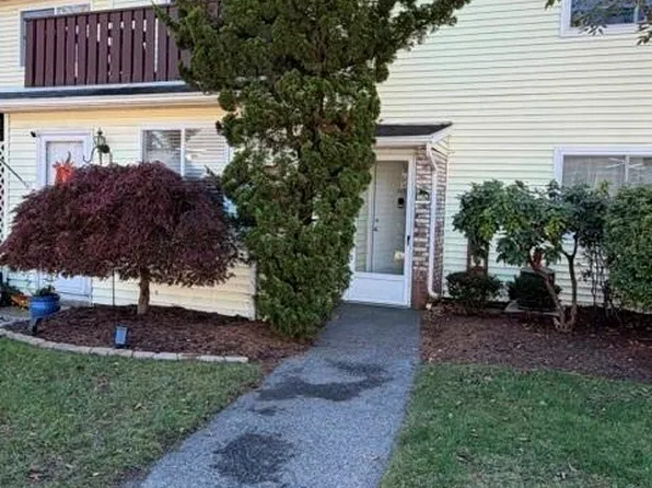 865 Stratford Ln, Warwick, RI 02886