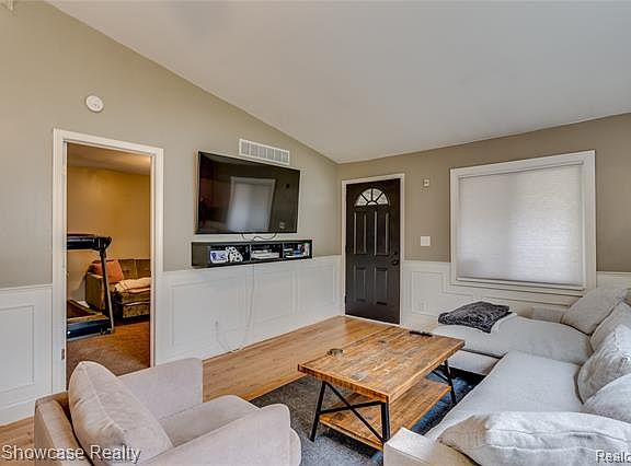 5th image of 21607 Roosevelt Ave