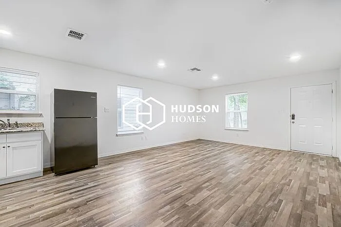 606 Bexar Dr — Photo 4