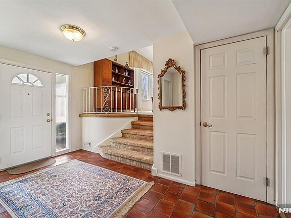 2nd image of 14 Eton Pl #2017