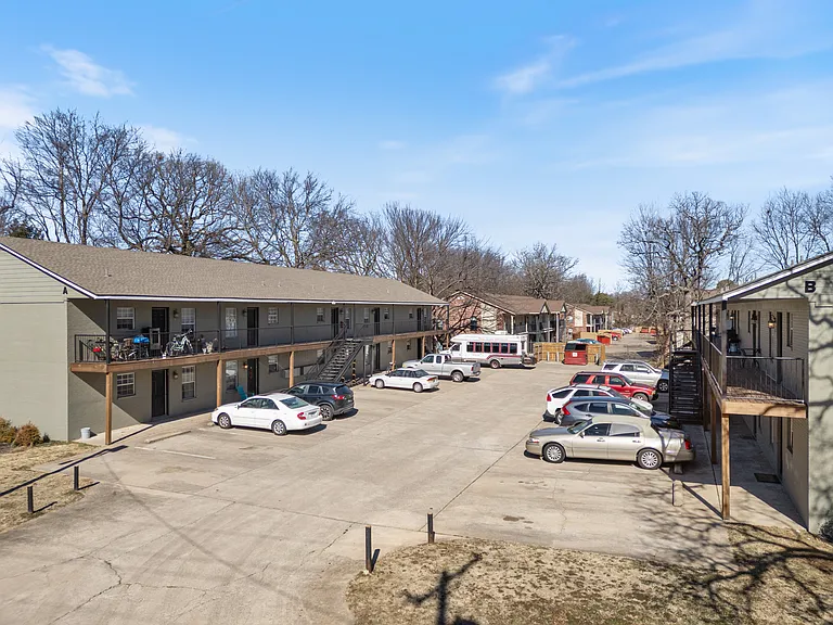 884 W Holly St — Photo 1