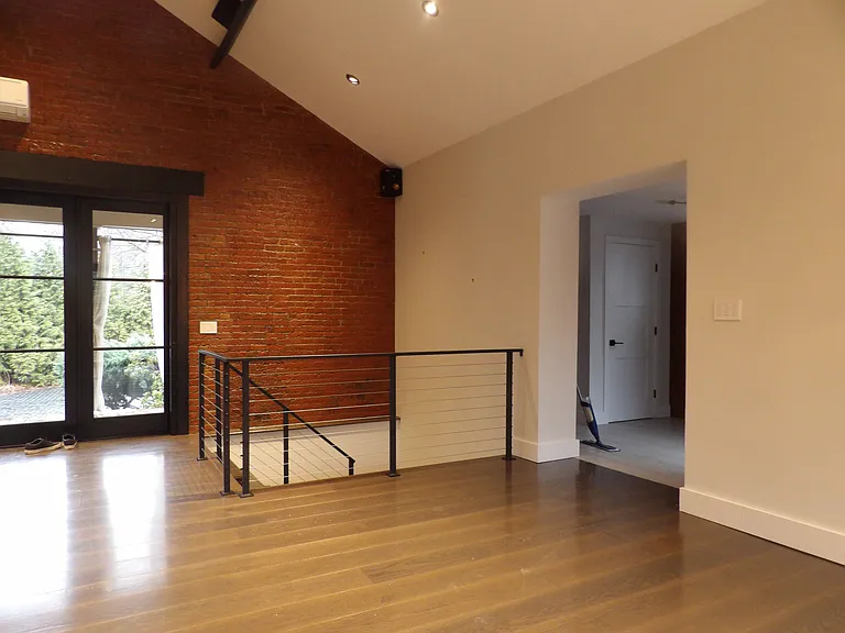 131 Montgomery St — Photo 11