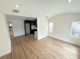 Front Unit, 2bd/1.5 bath with Central A/C and Heat and washer/dryer hookups, Los Angeles, CA 90037