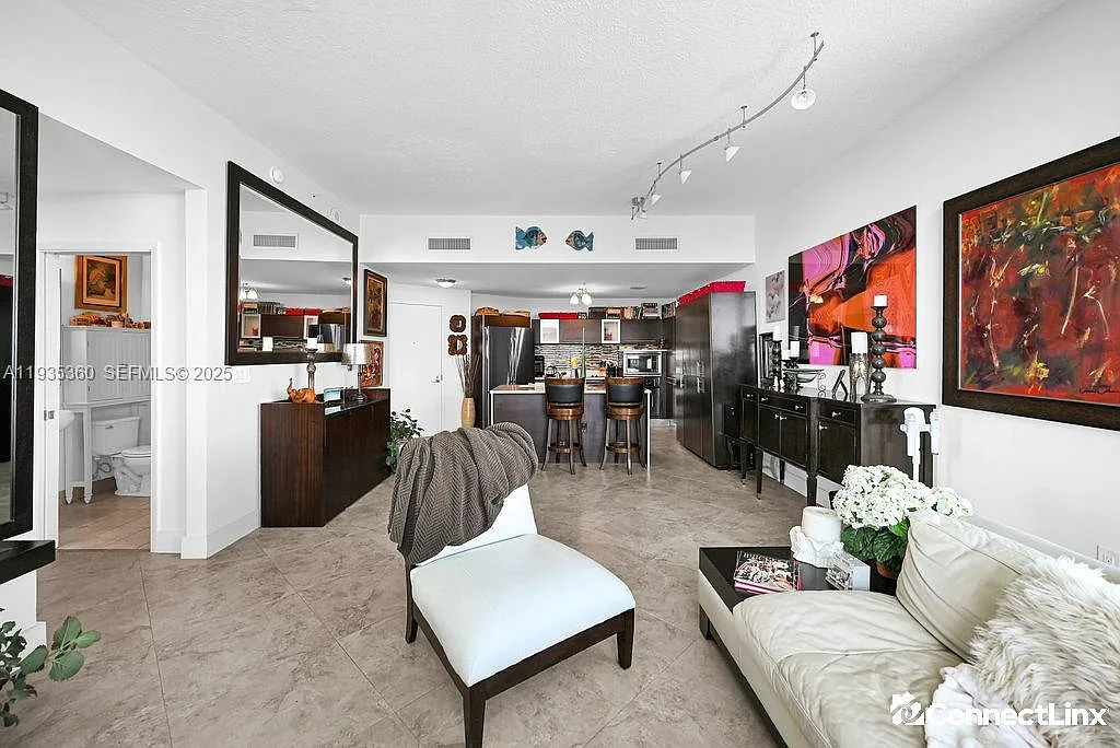 2 bed, 1.0 bath, $9,500 — Photo 4